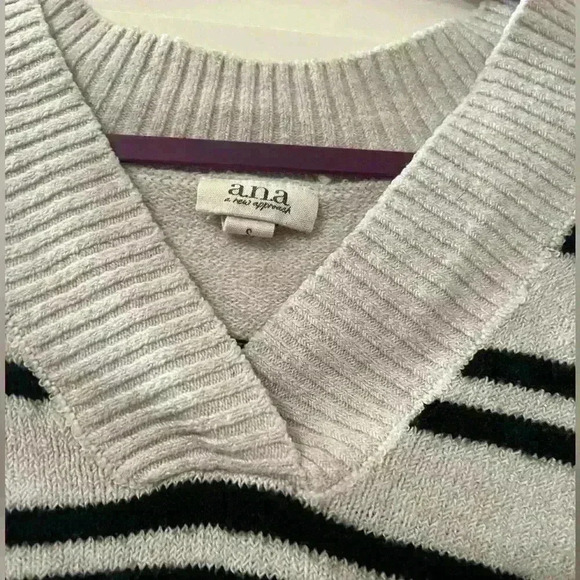 Small VERY SOFT cream and striped long sleeve sweater - Picture 2 of 4